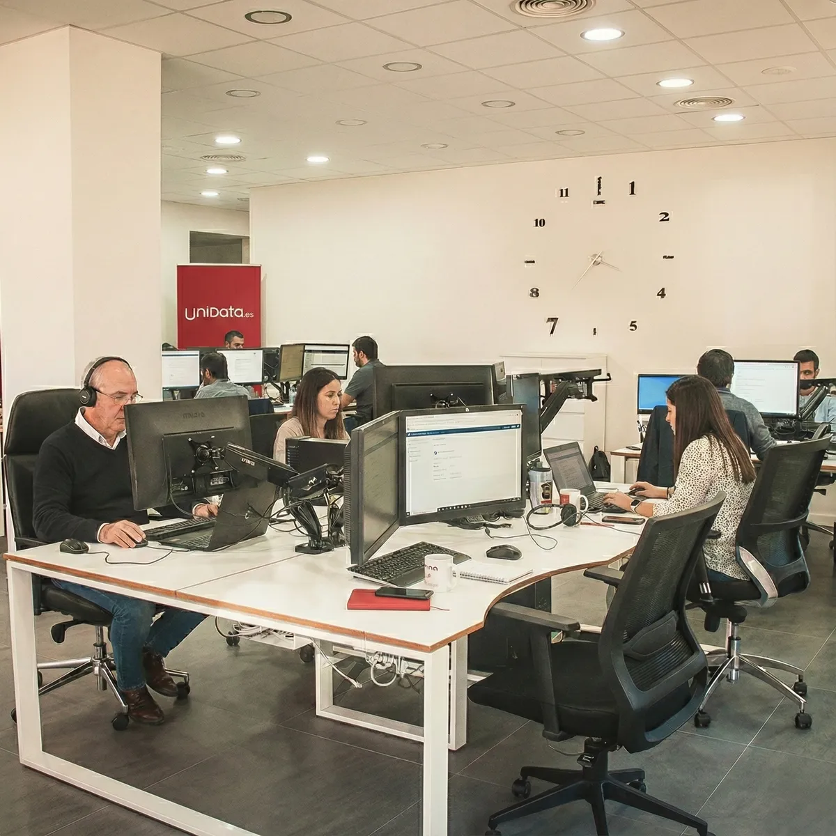 Oficinas centrales de Unidata y equipo de desarrollo